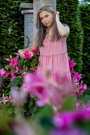 High school senior photographer Salem Herb Garden 1005